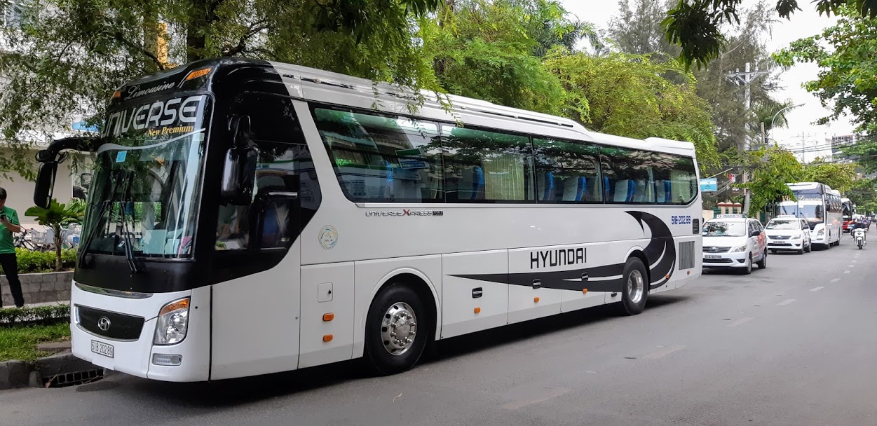 Kinh nghiệm thuê xe đi tỉnh ai cũng nên bỏ túi 70 Xe Phi Loan Hyundai Universe 45 cho 1